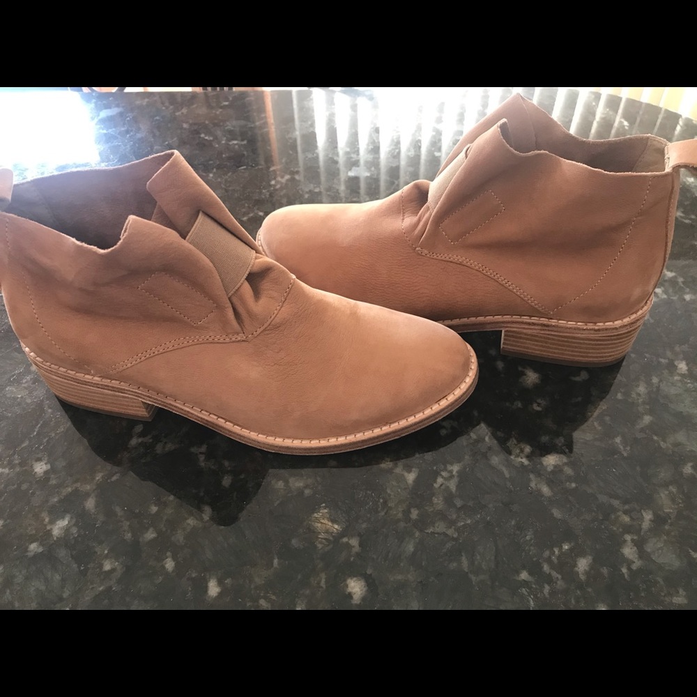 Eileen  Fisher Tan Bootie like new! 7.5